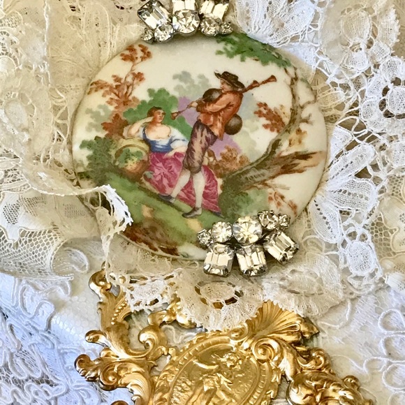 Vintage Lane Cedar Bride’s Hope Chest, Vintage Lace, Jewelry, Linens, Cameo NWT - Picture 3 of 14